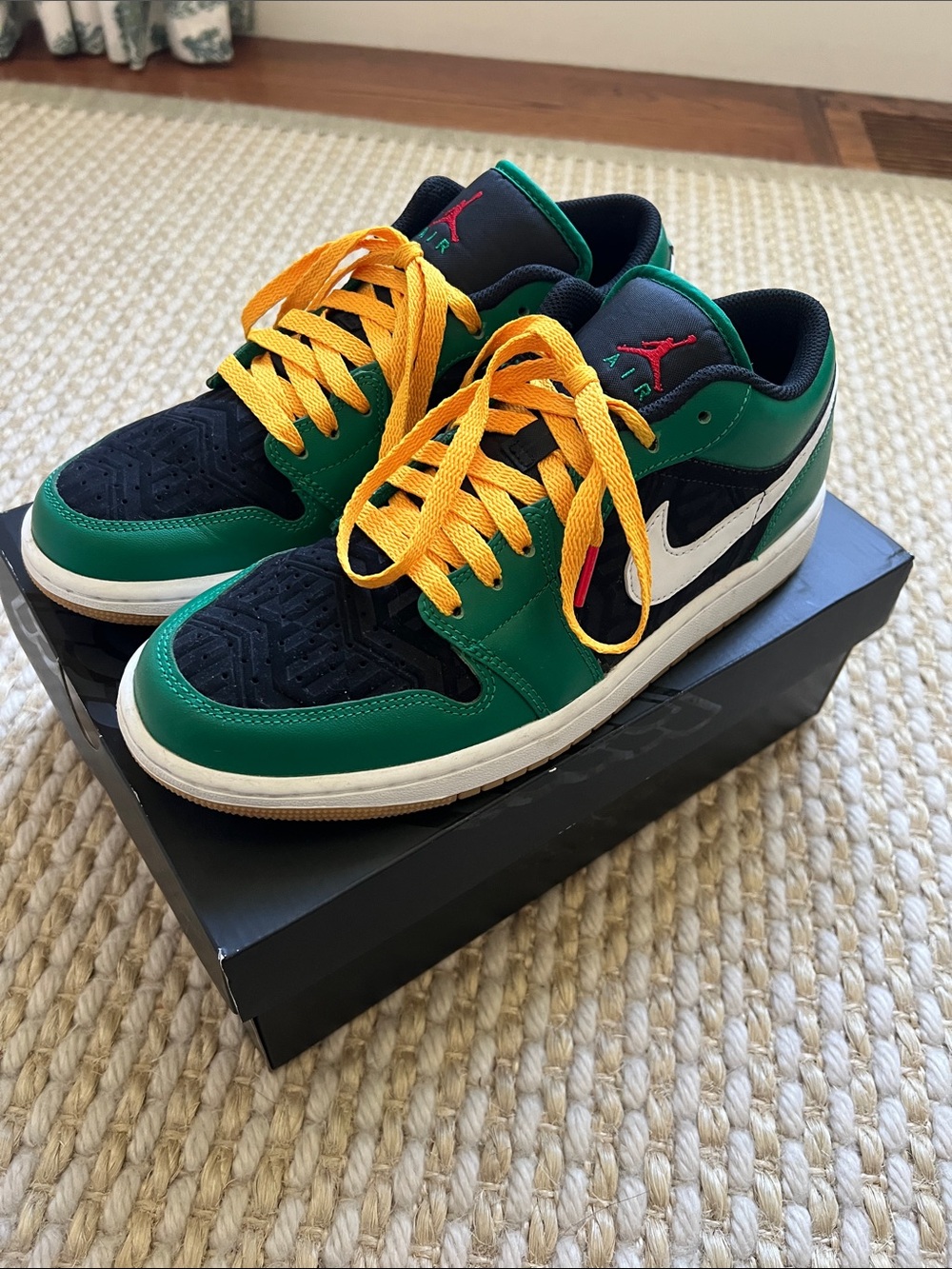Air Jordan 1 Low SE size 9 men Malachite/fire red/black/taxi